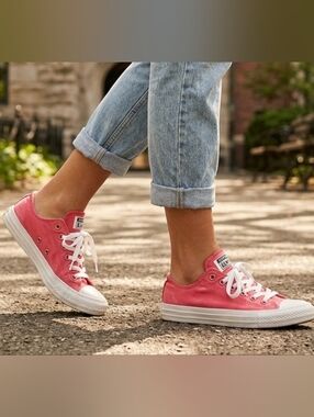 Converse All Star Women’s Sz 8.5 Low Top Sneakers 564332F Hot Pink EUC